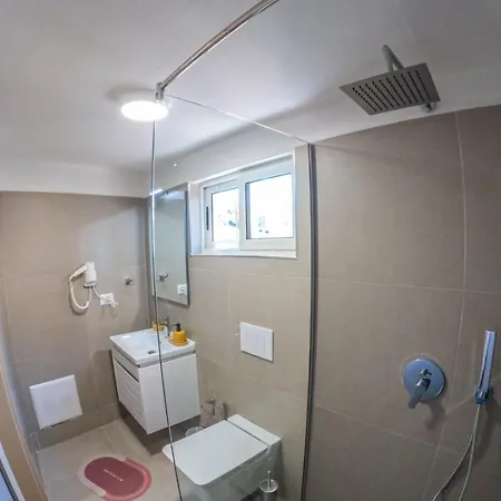 Art Gjuhadol فندق مبيت وإفطار *