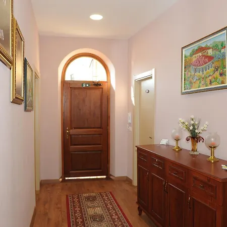 Art Gjuhadol Bed & Breakfast