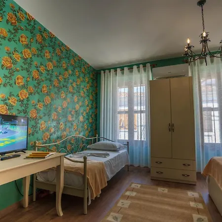 Art Gjuhadol לינה וארוחת בוקר שקודר