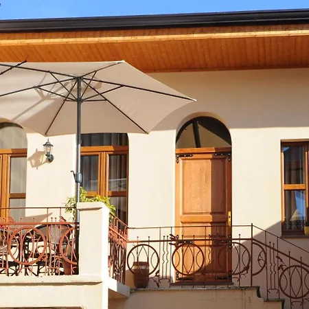 לינה וארוחת בוקר Art Gjuhadol