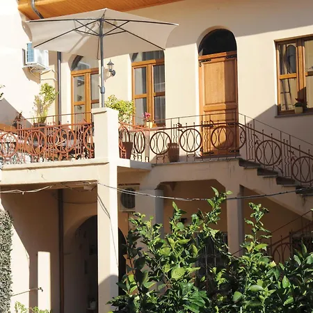 Art Gjuhadol לינה וארוחת בוקר שקודר