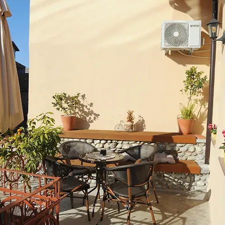 Art Gjuhadol לינה וארוחת בוקר שקודר