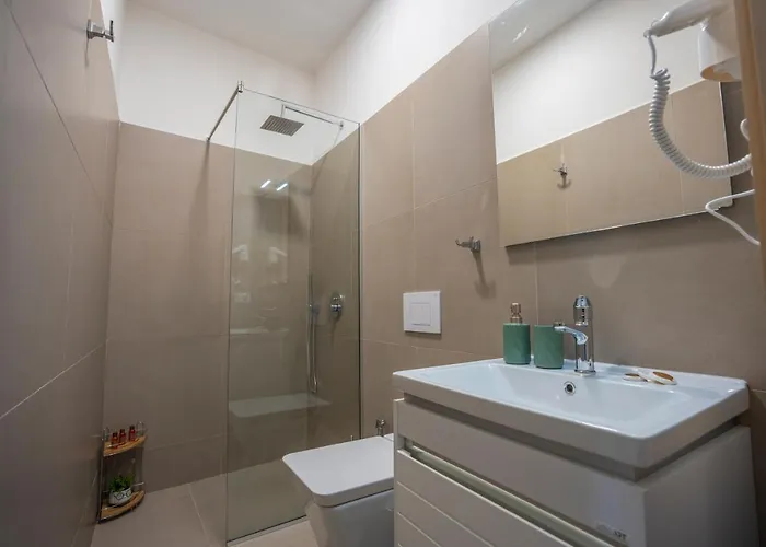 Art Gjuhadol שקודר