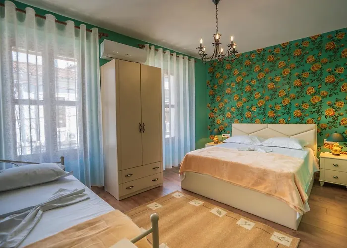 Art Gjuhadol שקודר