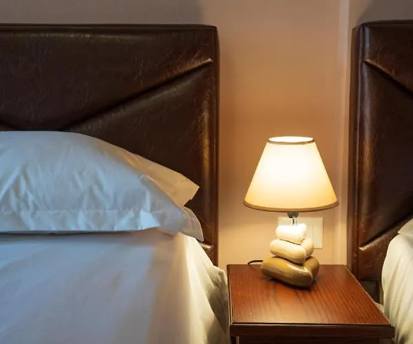 Art Gjuhadol לינה וארוחת בוקר