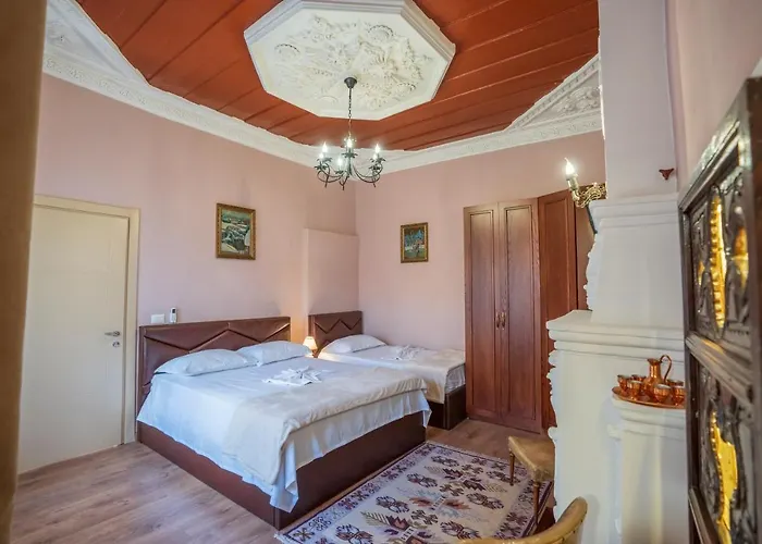 Art Gjuhadol לינה וארוחת בוקר