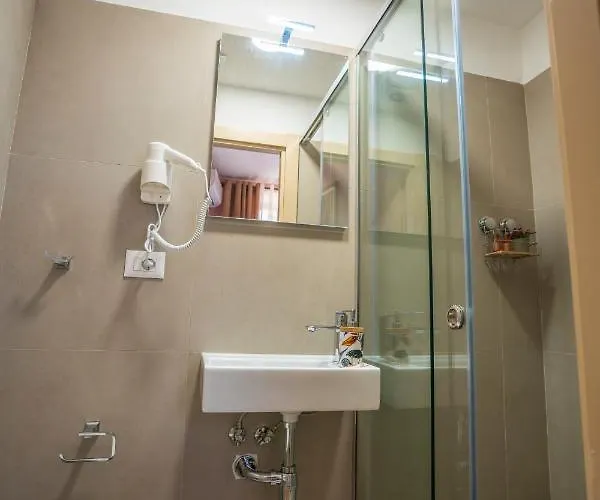 לינה וארוחת בוקר Art Gjuhadol *