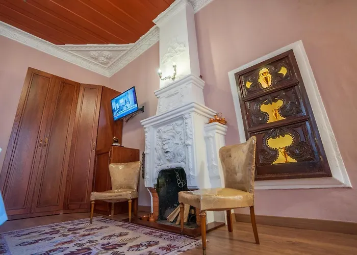 Art Gjuhadol לינה וארוחת בוקר