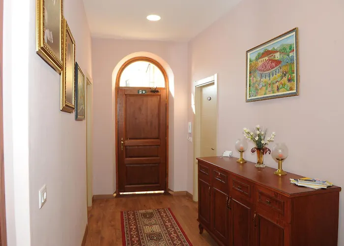 Art Gjuhadol לינה וארוחת בוקר