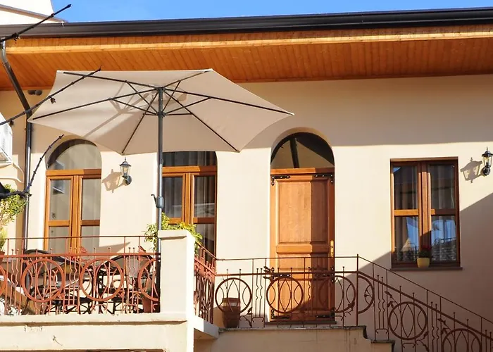 לינה וארוחת בוקר Art Gjuhadol